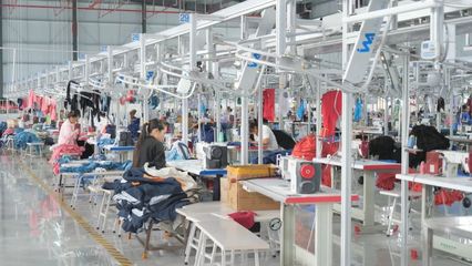 浙泰輕紡城 生產車間制衣忙，針織品帶動就業促增收